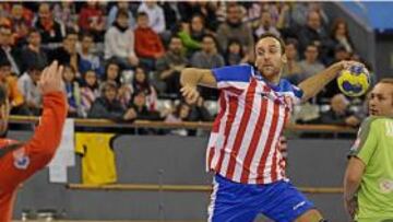 <b>GOL DE CHAMPIONS. </b>Parrondo se eleva ante el meta Popescu.