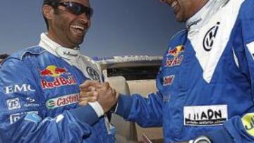 <b>DE RIVALES A COMPAÑEROS. </b>Nasser Al-Attiyah y Lucas Cruz, en una etapa del Dakar de 2011.