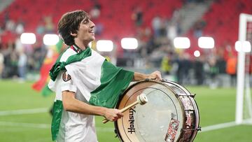 Bryan Gil agarró el mazo del bombo y animó la fiesta del sevillismo en Budapest.