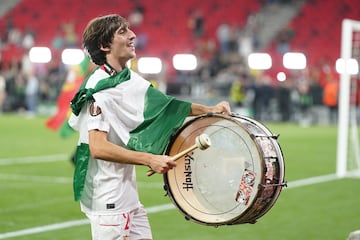 Bryan Gil agarró el mazo del bombo y animó la fiesta del sevillismo.