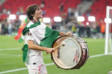 Bryan Gil agarró el mazo del bombo y animó la fiesta del sevillismo.