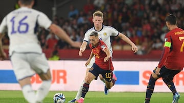 Spain's forward #10 Bryan Zaragoza vies with Scotland's midfielder #04 Scott McTominay during the EURO 2024 first round group A qualifying football match between Spain and Scotland at the La Cartuja stadium in Seville on October 12, 2023. (Photo by JORGE GUERRERO / AFP)