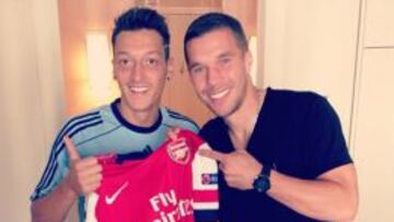 &Ouml;zil posa con la camiseta de su nueva equipo, con su compa&ntilde;ero de selecci&oacute;n Podolski.