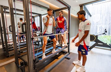 Lamine Yamal y Fabián ejercitándose en uno de los grupos.