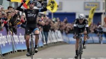 Ian Stannard supera a Niki Terpstra en el Circuito Het Nieuwsblad.