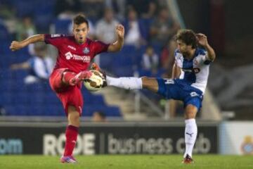 El centrocampista del Getafe Pablo Sarabia y el defensa del Espanyol José Alberto Cañas luchan por el balón durante el partido correspondiente a la quinta jornada de Liga que disputan en el Power8 Stadium de Cornellá.