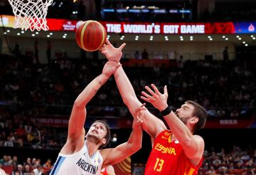 Marcos Delia and Marc Gasol dispute a rebound.