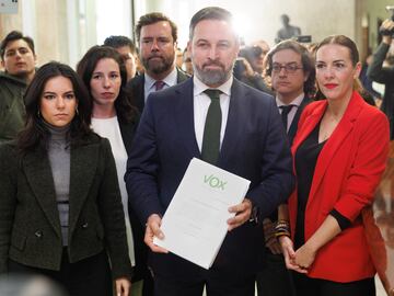 El líder de VOX, Santiago Abascal (c), a su llegada para registrar el texto de la segunda moción de censura dirigida contra el actual presidente de Gobierno, Pedro Sánchez.