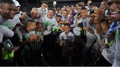 El jugador de Atl&eacute;tico Nacional , tras ser campe&oacute;n de la Copa BetPlay aprovech&oacute; la celebraci&oacute;n para sorprender a su novia con un anillo de compromiso.