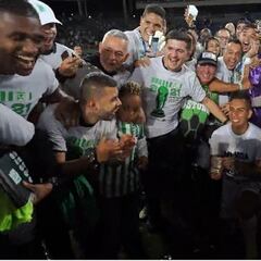 Propuesta de matrimonio en título de Nacional en Copa