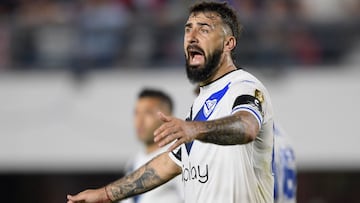 Velez Sarsfield's Lucas Pratto reacts during the all-Argentina Copa Libertadores group stage first leg football match between Estudiantes de La Plata and Velez Sarsfield, at the Jorge Luis Hirschi stadium, in La Plata, Buenos Aires province, Argentina, on April 7, 2022. (Photo by Juan Mabromata / AFP)