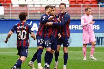 La gran temporada del Eibar se ve recompensada con dos integrantes más en el once. El segundo de ellos es Aketxe, un jugador que sólo entiende de golazos. El centrocampista armero también se superó a sí mismo este curso en el aspecto goleador, con once dianas.  
