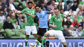 Cavani durante el partido ante Rep&uacute;blica de Irlanda en Dubl&iacute;n