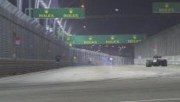 El espontáneo, caminando por Marina Bay.