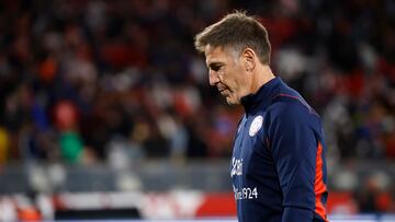 El entrenador de la selección chilena, Eduardo Berizzo, es fotografiado durante el partido de clasificación al Mundial 2026 contra Paraguay.