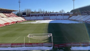 Imagen del c&eacute;sped del Estadio Carlos Belmonte, el campo del Albacete, tras las labores de limpieza y retirada de la nieve en el c&eacute;sped tras el paso del temporal Filomena.