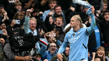 Manchester City's Norwegian striker #09 Erling Haaland celebrates scoring the team's first goal and his one hundredth goal for Manchester City during the English Premier League football match between Manchester City and Arsenal at the Etihad Stadium in Manchester, north west England, on September 22, 2024. (Photo by Paul ELLIS / AFP) / RESTRICTED TO EDITORIAL USE. No use with unauthorized audio, video, data, fixture lists, club/league logos or 'live' services. Online in-match use limited to 120 images. An additional 40 images may be used in extra time. No video emulation. Social media in-match use limited to 120 images. An additional 40 images may be used in extra time. No use in betting publications, games or single club/league/player publications. /