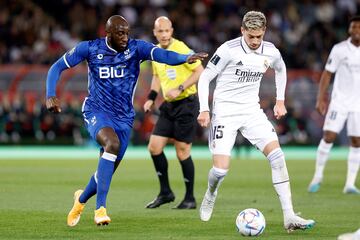 Moussa Marega y Fede Valverde pugnan por el balón durante una jugada del encuentro.
