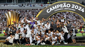 Soccer - Copa Libertadores - Final - Atletico Mineiro v Botafogo - Estadio Mas Monumental, Buenos Aires, Argentina - November 30, 2024 Botafogo players and coach Artur Jorge celebrate with the trophy after winning the Copa Libertadores REUTERS/Agustin Marcarian