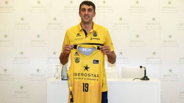 Giorgi Shermadini, durante su presentación como nuevo jugador del Iberostar Tenerife.