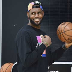 LeBron, dispuesto a asumir un rol complementario si llega Kawhi