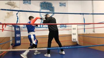 Combinar golpes al cuerpo y desplazamiento lateral