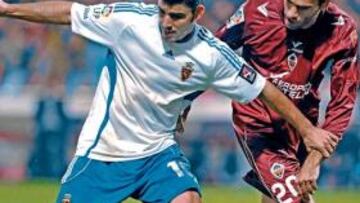 <b>POSESIÓN. </b>Braulio se protege para llevarse el balón ante la oposición de Mora, del Castellón.