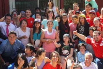 Los niños del Colegio "Con todo el Corazón" recibieron a la ministra y diversos deportistas.