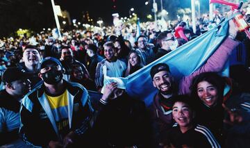 Numerosos aficionados de La Albiceleste salieron por las calles de Buenos Aires para celebrar el título de la Copa América conseguido ante el eterno rival, la selección brasileña. 