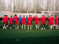 De la Barrera con los jugadores de la Cultural en entrenamiento.