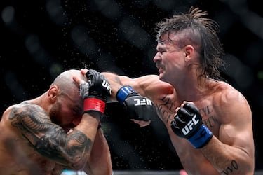 Alexander Volkanovski y Diego Lopes durante el Ultimate Fighting Championship (UFC) 325 en el Qudos Bank Arena de Sídney.