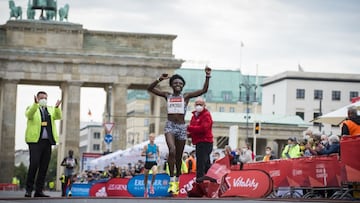 Joyciline Jepkosgei en la meta de la Media Marat&oacute;n de Berl&iacute;n 2021.