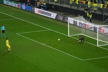 Penalti 1. Gerard Moreno marca el 1-0.