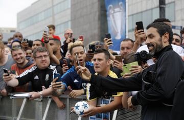 Robert Pires con los aficionados.