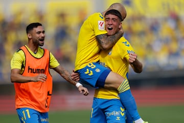 Herzog celebra efusivamente, con Sandro enganchado del cuello, el gol que le marcó la temporada pasada al Villarreal. Al fondo, con peto, Benito Ramírez. 