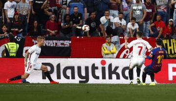 El jugador del Barcelona, Leo Messi, marca el 2-2 al Sevilla. 