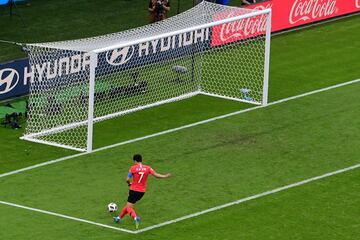 Son Heung-min, delantero surcoreano, marca el segundo gol de Corea estando la portería completamente vacía.
