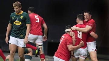 Wales&#039; Tomos Williams (2nd R) is hugged by teammates after blocking a kick that resulted in the winning score for Wales during the friendly Wales v South After Rugby match at RFK Stadium in Washington, DC, on June 2, 2018. / AFP PHOTO / JIM WATSON