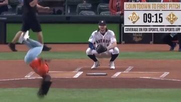 ¡Gimnasta se lució con genial saque de honor en béisbol!