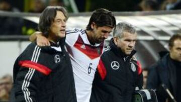 Khedira abandona el terreno de juego.