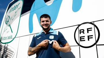 Pani posa para AS junto al autobús del Movistar Inter.