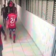 Captan tenso momento de la UC en el entretiempo: ¡Dituro empuja a Aued y Saavedra!