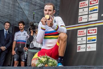 ※La culminaci車n§ de la carrera deportiva de Valverde se produjo en el Mundial de Innsbruck, a los 38 y un a?o y dos meses despu谷s de su tremenda lesi車n en el Tour de 2017. Gan車 a Bardet y Woods al sprint para a?adir el deseado oro a una lista que luc赤a cuatro bronces y dos platas, m芍s que ning迆n ciclista. El arco赤ris le vali車 para alzar el V谷lo d'Or.