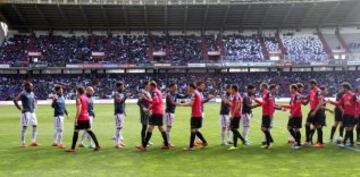 Saludo al comienzo del partido de ambos equipos.