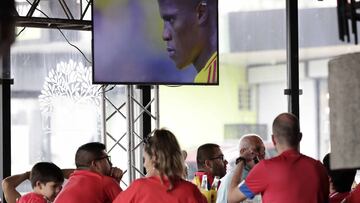 AME7739. SAN JOSÉ (COSTA RICA), 28/06/2024.- Aficionados de la selección costarricense de fútbol observan el partido ante Colombia de la Copa América 2024, este viernes en San José (Costa Rica). Colombia gustó, goleó por 3-0 y celebró este viernes por lo alto su clasificación a los cuartos de final de la Copa América ante una Costa Rica que resistió treinta minutos y que hipotecó sus opciones en el segundo partido del Grupo D. EFE/ Jeffrey Arguedas