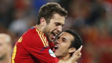 Los jugadores españoles Pedro Rodriguez y Jordi Alba celebran después de ganar en la serie de penaltis, durante la semifinal de la Eurocopa 2012 entre Portugal vs. España en Donetsk (Ucrania).