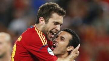 Los jugadores espa&ntilde;oles Pedro Rodriguez y Jordi Alba celebran despu&eacute;s de ganar en la serie de penaltis, durante la semifinal de la Eurocopa 2012 entre Portugal vs. Espa&ntilde;a en Donetsk (Ucrania).