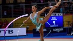 Aleksandra Soldatova compite durante los Mundiales de Gimnasia R&iacute;tmica de 2018 en el Arena Armeec de Sof&iacute;a.