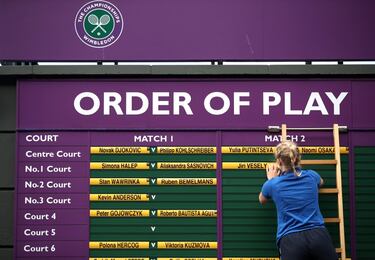 Hasta 2021, un comité de Wimbledon se reservaba el derecho de elegir a los cabezas de serie, tanto de individuales como de dobles, en función de sus actuaciones previas en la campaña de hierba, no exclusivamente por su posición en los rankings mundiales. El antiguo sistema hacía que, por ejemplo, Roger Federer, tuviera un puesto más alto que Rafa Nadal en el sorteo de los cuadros aunque el español estuviera por encima del suizo en la clasificación. Djokovic es el cabeza de serie número uno de la presente edición.
