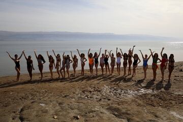 Las participantes de Miss Universo visitan el Mar Muerto cerca de Jericó, Cisjordania.